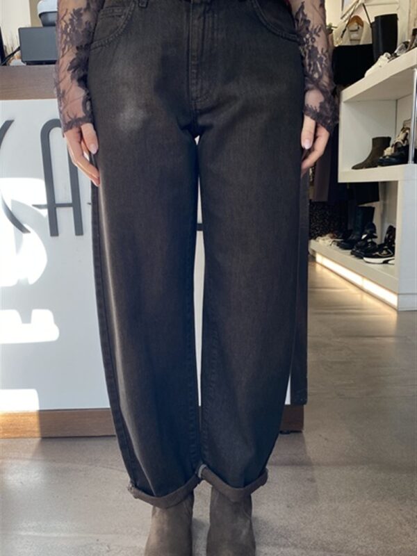 <p>
  Jeans baggy carrot fit
</p>Kontatto