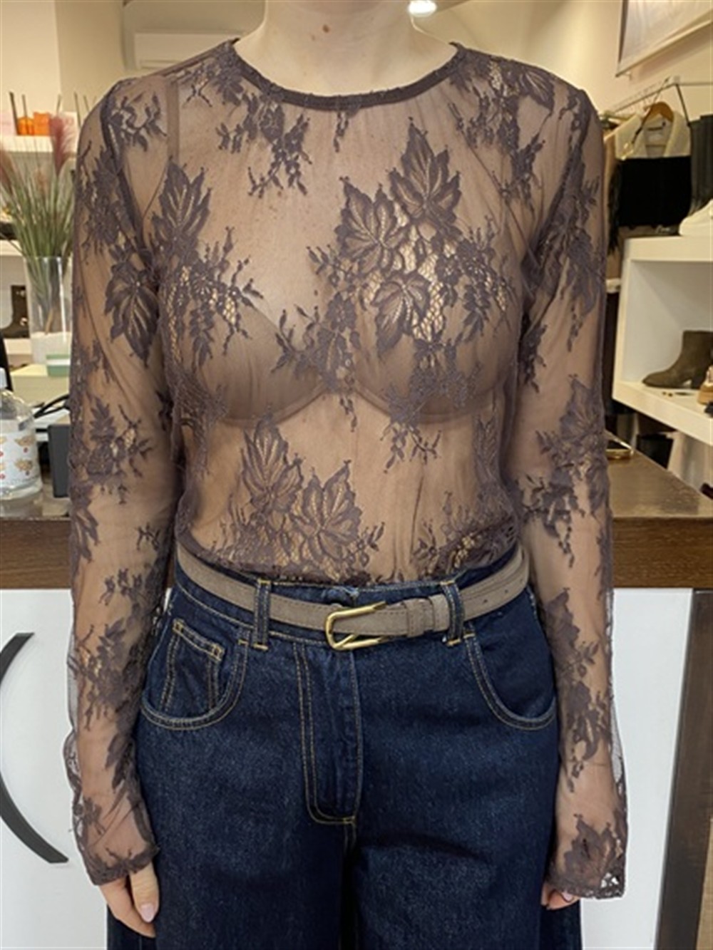 <p>
  Maglia in pizzo con manica/guanto
</p>Kontatto