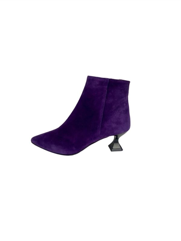 <p>
Tronchetto a punta con tacco a piramide
</p>L'amour