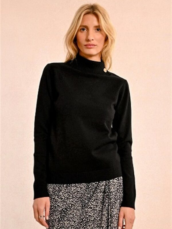 <p>
  Dolcevita con bottone
</p>Molly Bracken