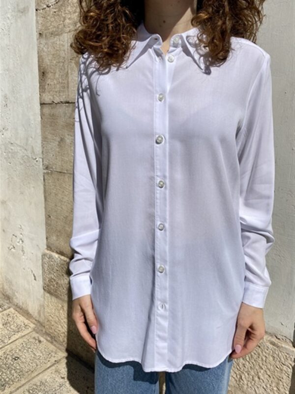 <p>
  Camicia basic in viscosa
</p>Silvian Heach