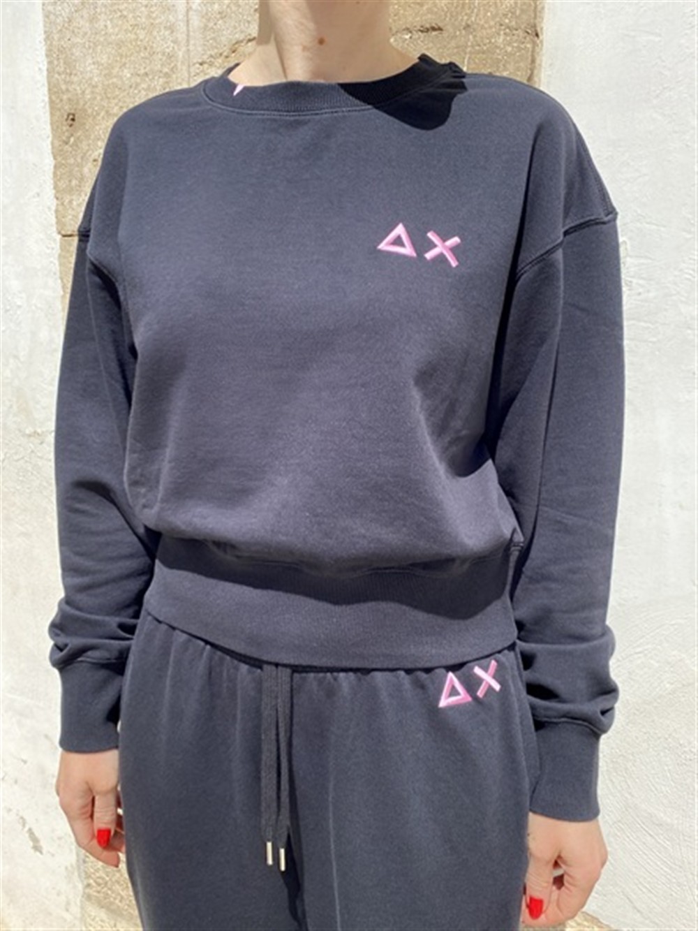 <p>
  Felpa crop paricollo con logo nera
</p>Sun 68