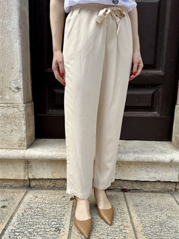 <p>
  Pantalone in misto lino con elastico in vita avorio
</p>H2o