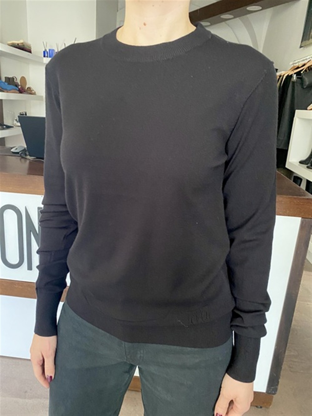 <p>
  Maglioncino basic paricollo BLACK
</p>Silvian Heach