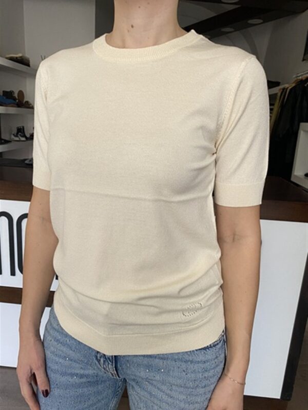 <p>
  Maglioncino basic paricollo mezza manica CHALK
</p>Silvian Heach