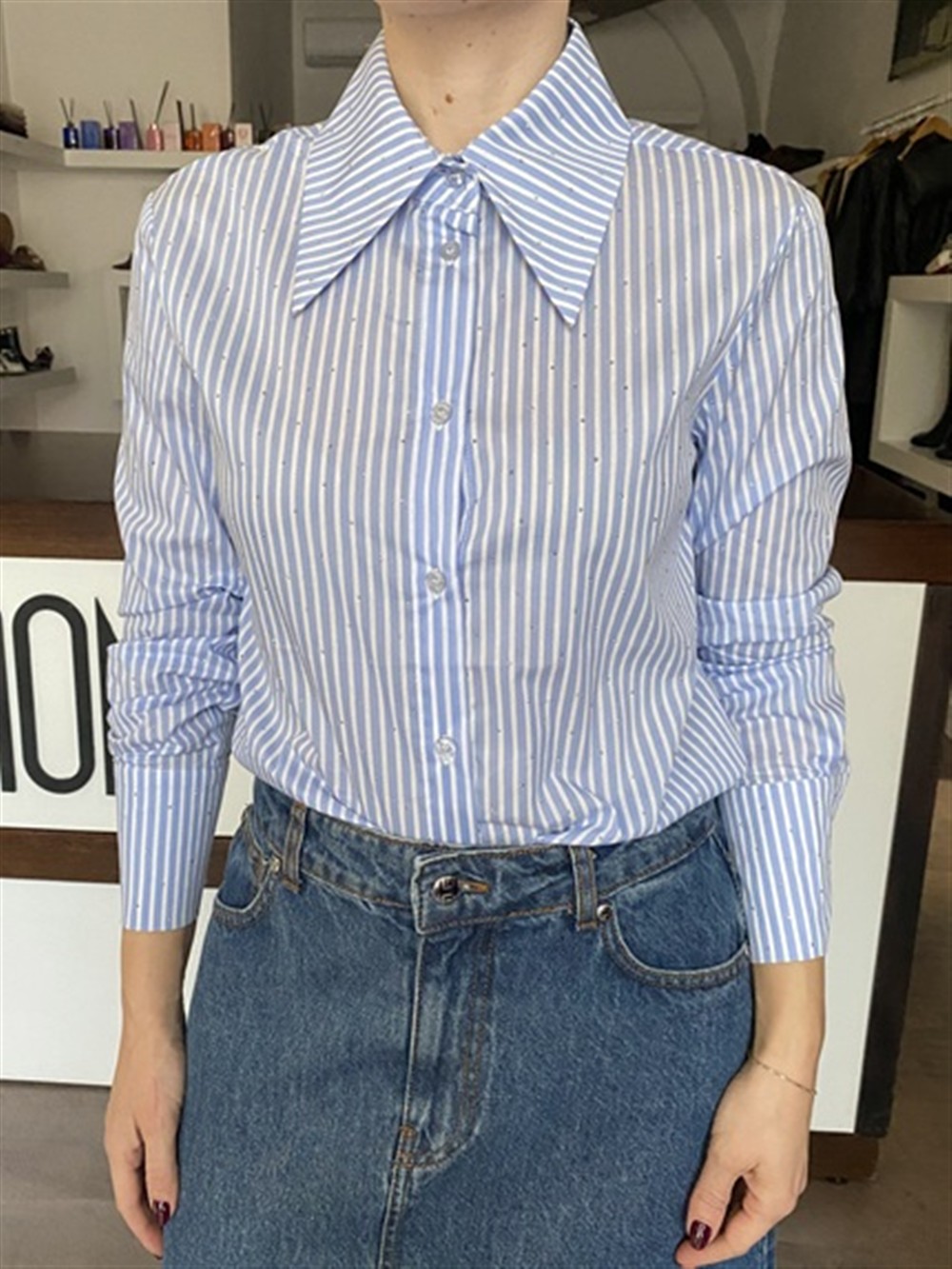 <p>
  Camicia stampa righe con microstrass
</p>Silvian Heach