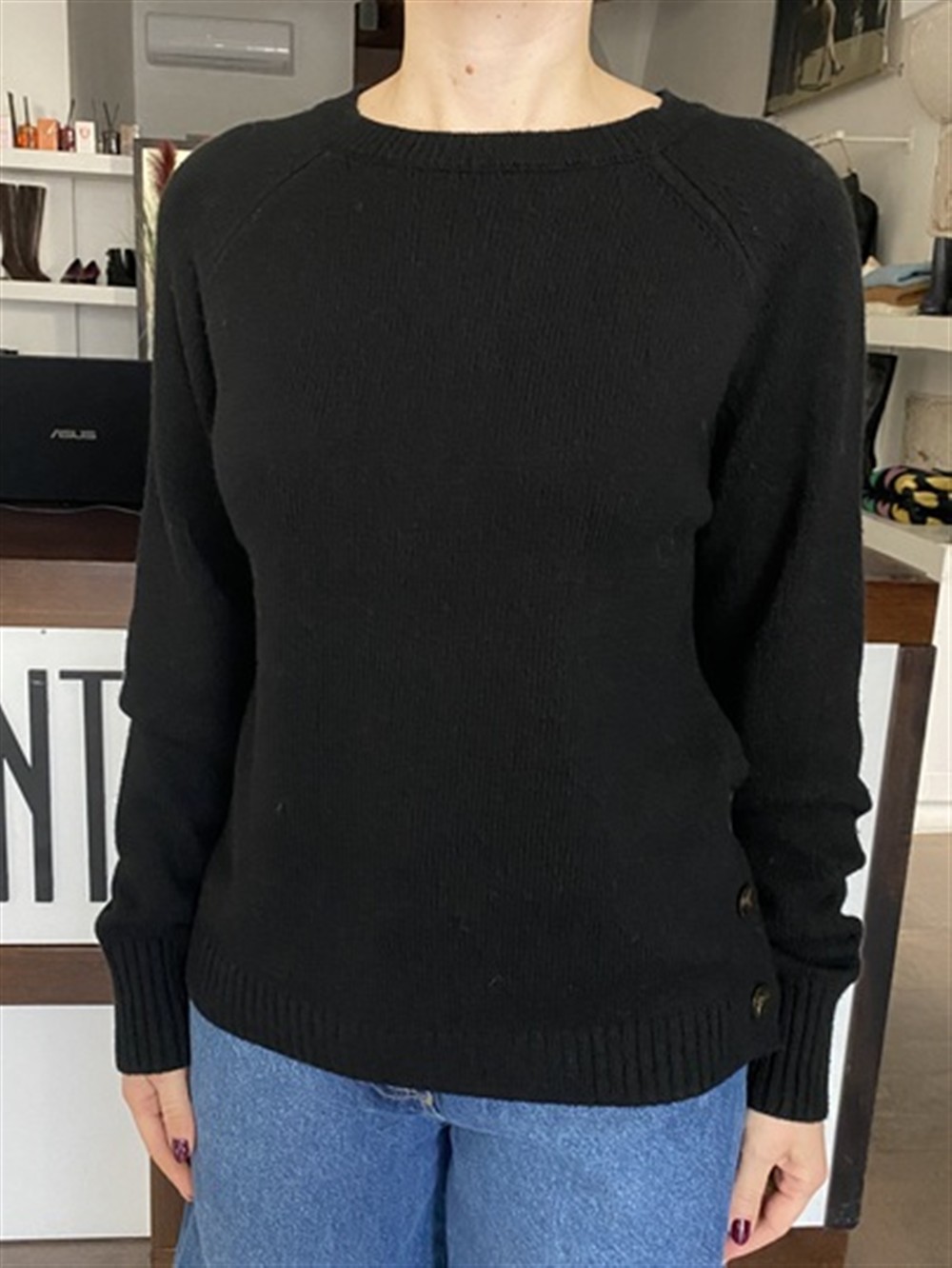 <p>
  Maglioncino a scatola ottoni sul lato sinistro BLACK
</p>Silvian Heach