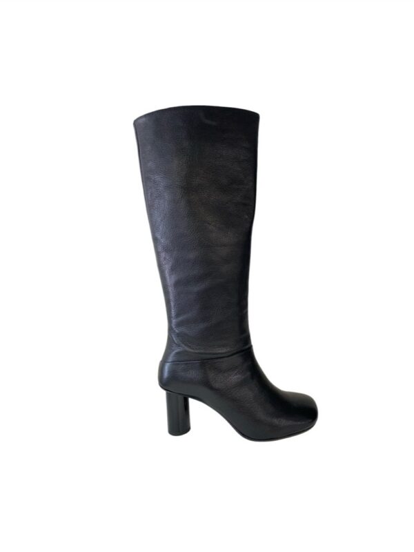 <p>
  Stivale a punta quadra asimmetrica con tacco a cilindro di 7 cm
</p>Jvam