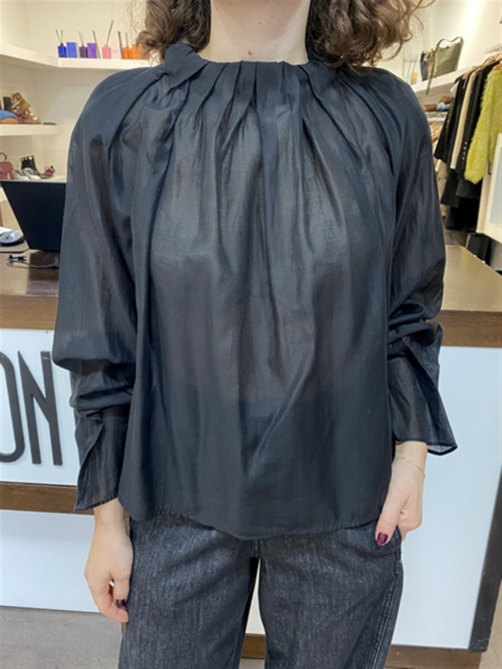 <p>
  Blusa paricollo in tessuto voile
</p>Eleh