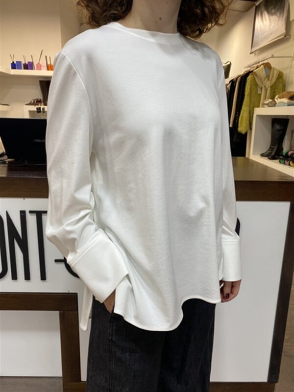 <p>
  Maglia con polsini camicia e spacchetti laterali
</p>Eleh