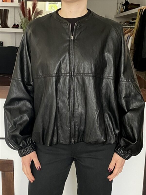 <p>
  Bomber in ecopelle con zip e arricciature al fondo NERO
</p>Eleh