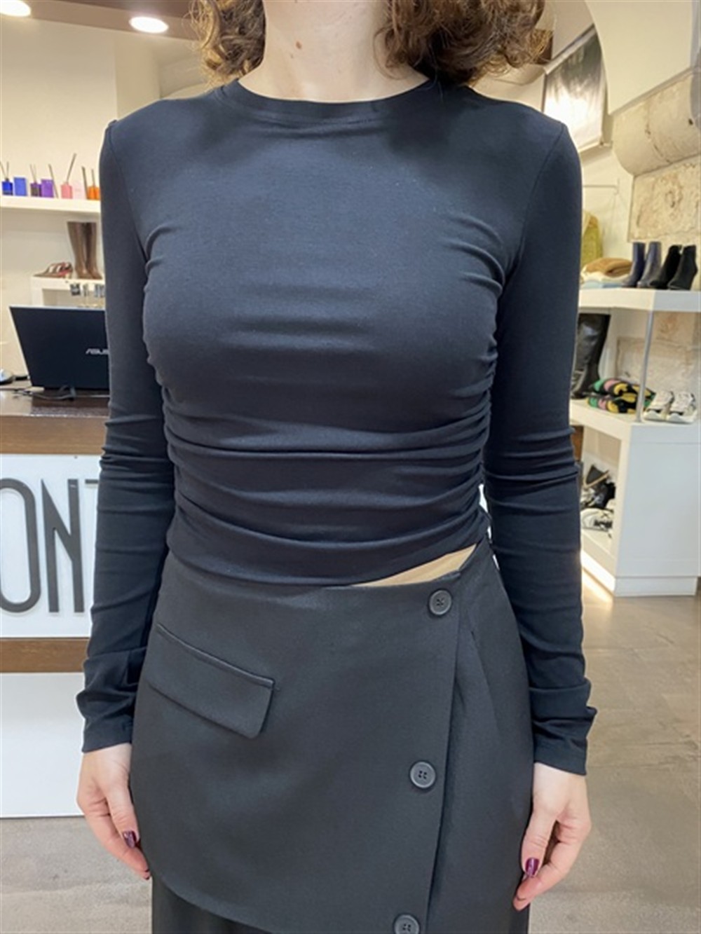 <p>
  Maglia crop con drappeggi laterali NERA 
</p>Eleh