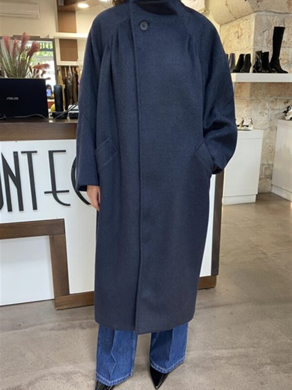 <p>
  Cappotto a uovo con abbottonatura al collo
</p>Eleh