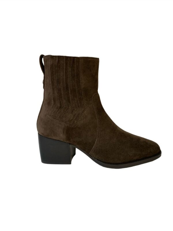 <p>
  Tronchetto texano in camoscio con tacco di 5 cm
</p>Janet & Janet