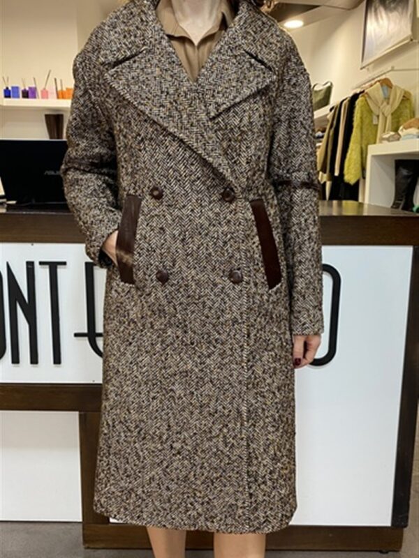 <p>
  Cappotto doppiopetto in panno lana spigato e inserti in ecopelle 
</p>Tolérance