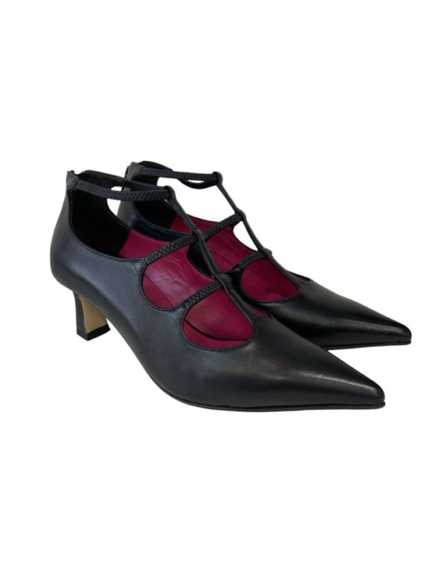 <p>
  Decolleté con elastici e zip posteriore tacco 5 cm NERO
</p>Andrea Pinto