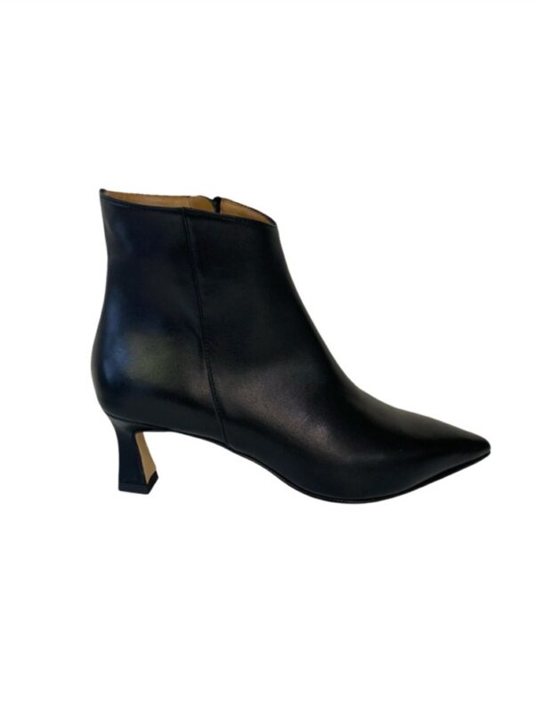 <p>
  Tronchetto con tacco 5 cm NERO
</p>Andrea Pinto