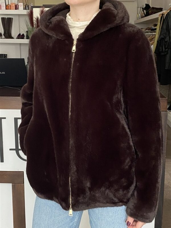 <p>
  Ecopelliccia con zip e cappuccio MORO
</p>Dixie