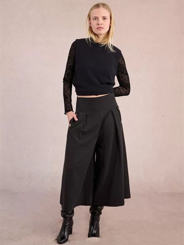 <p>
  Pantagonna con pences e bottoni oro sulle tasche
</p>Molly Bracken