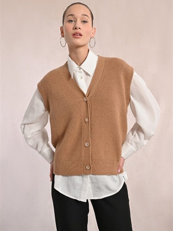 <p>
  Gilet in maglia con bottoni oro CAMEL
</p>Molly Bracken