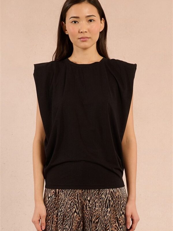 <p>
  Maglia smanicata effetto spallina in lurex
</p>Molly Bracken