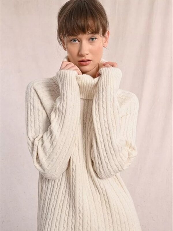 <p>
  Dolcevita a trecce
</p>Molly Bracken