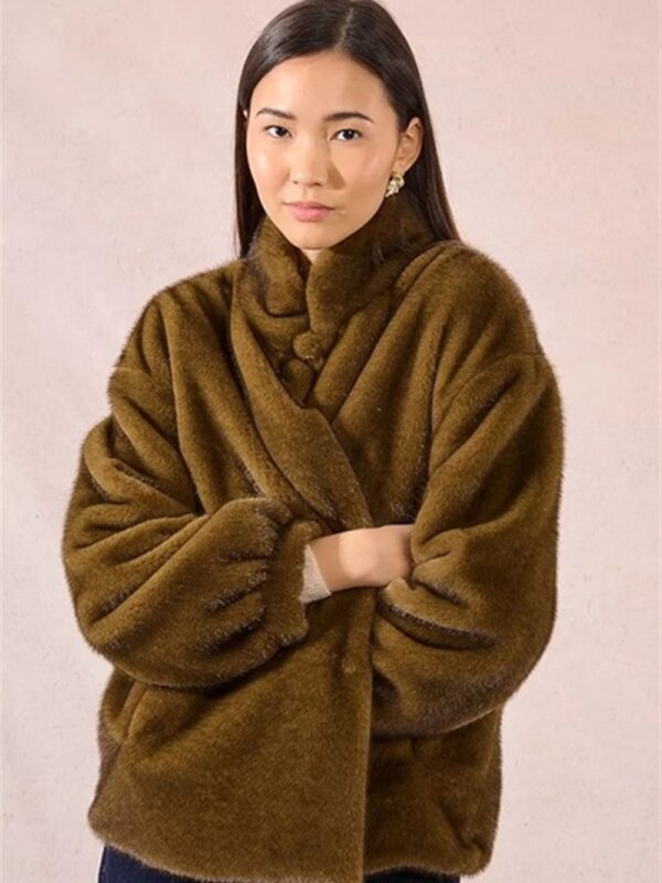 <p>
  Ecopelliccia corta
</p>Molly Bracken