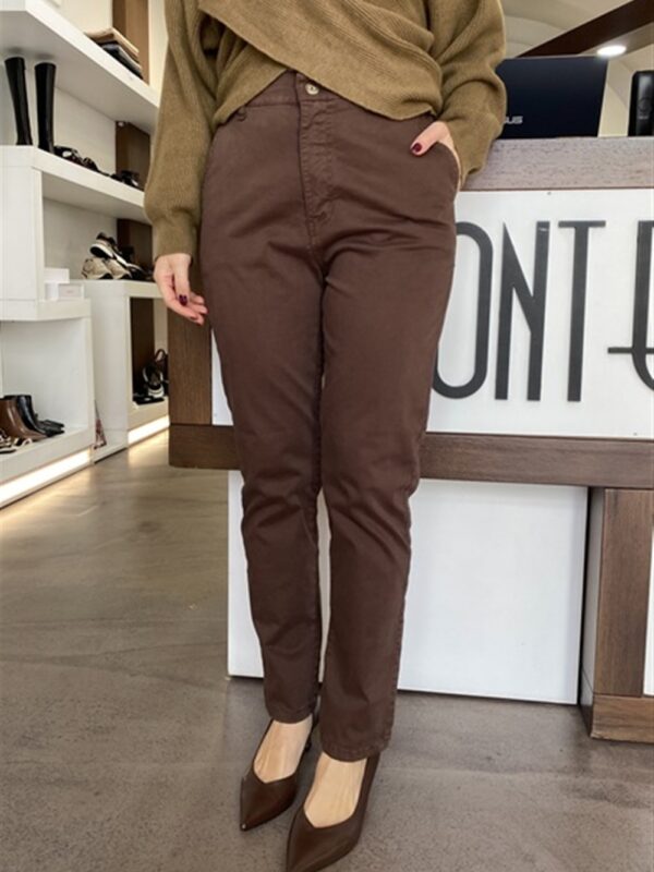 <p>
  Chinos con elastico sul restro del cinto MORO
</p>H2o