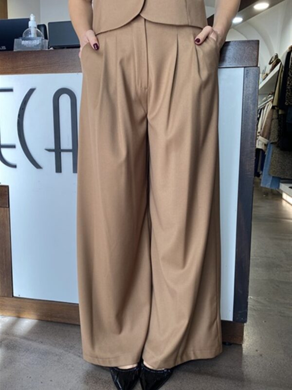 <p>
  Pantalone a palazzo con pences BEIGE
</p>H2o