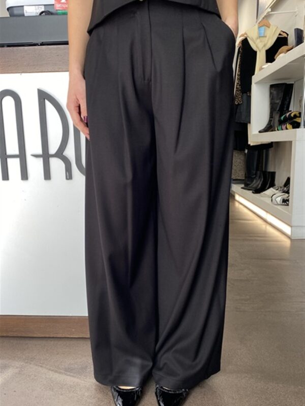 <p>
  Pantalone a palazzo con pences NERO
</p>H2o