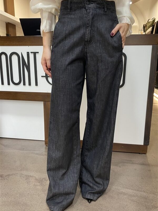 <p>
  Jeans a palazzo a vita alta con tasche a filo
</p>H2o