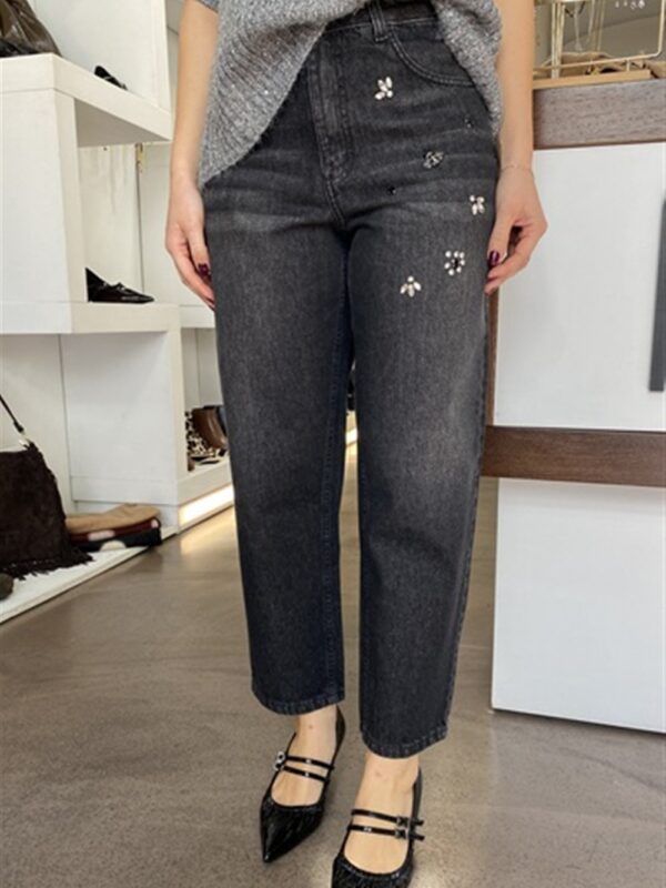 <p>
  Jeans con applicazioni
</p>H2o