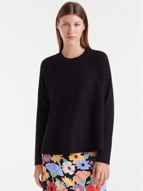 <p>
  Maglioncino scampanato ad A NERO
</p>Compania Fantastica