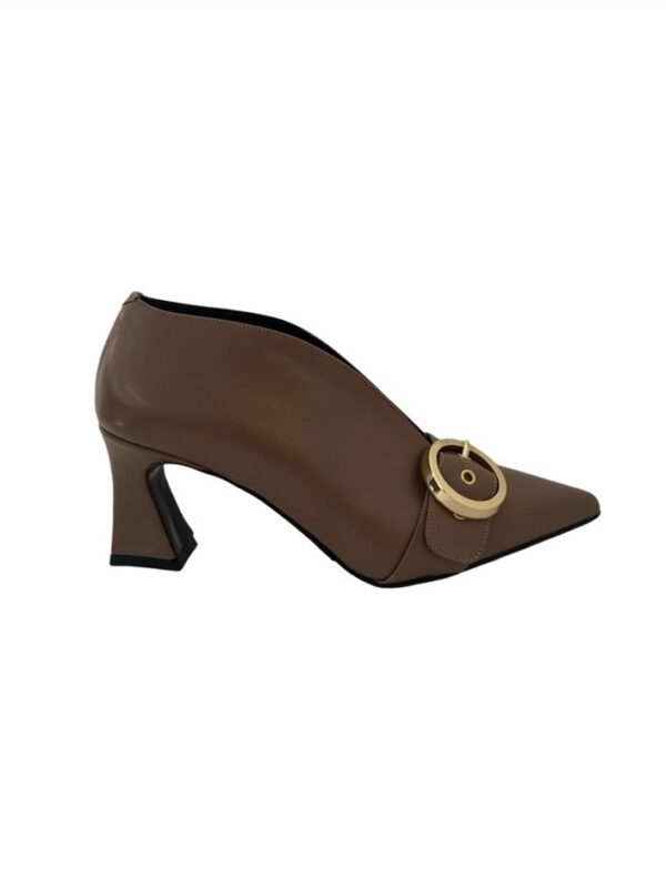 <p>
  Decolté accollato con accessorio e tacco di 7 cm VISONE 
</p>Albano