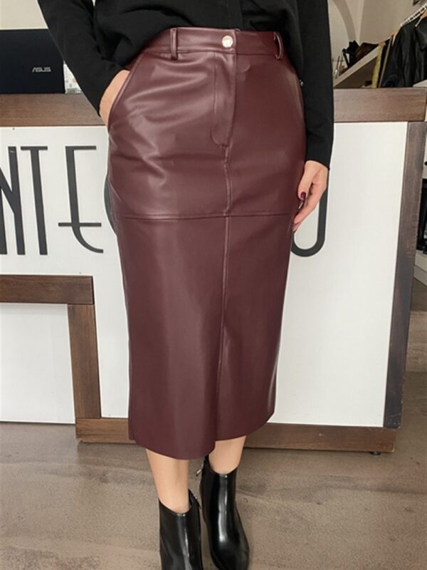 <p>
  Longuette in ecopelle con spacco posteriore
</p>Dixie