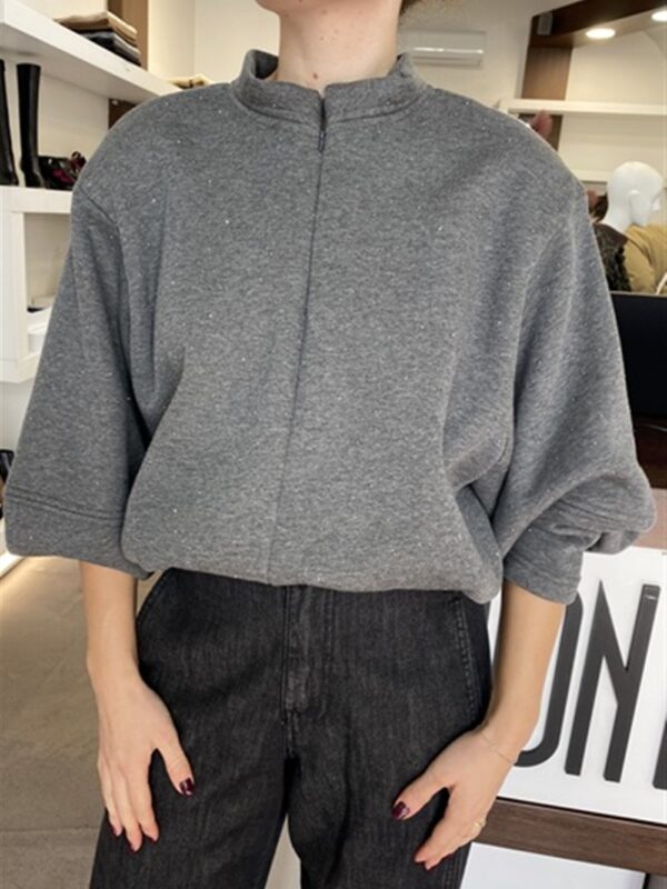 <p>
  Felpa con micro strass ed elastico sul fondo
</p>H2o