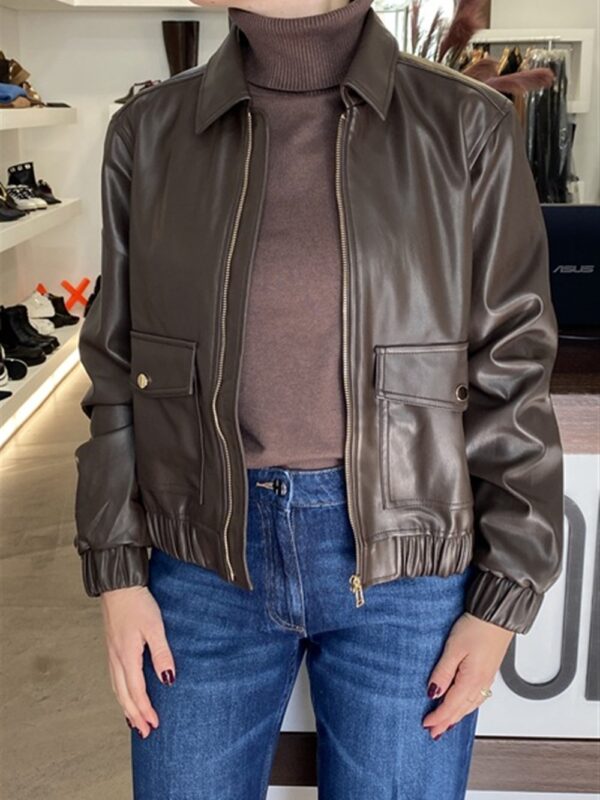 <p>
  Giubbino in ecopelle con zip e tasche frontali
</p>H2o