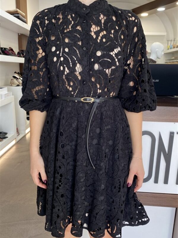 <p>
  Abito corto in pizzo macramé con cintina inclusa
</p>H2o