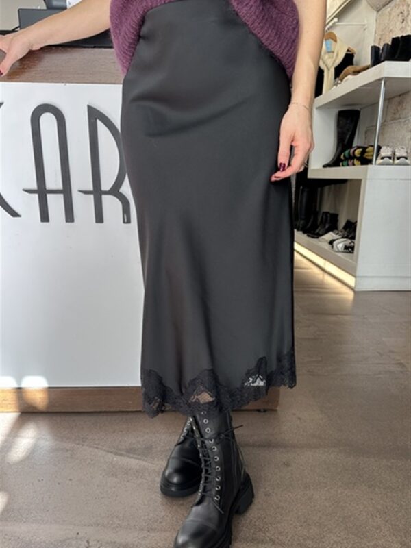 <p>
  Gonna in satin con pizzo sotto
</p>Dixie