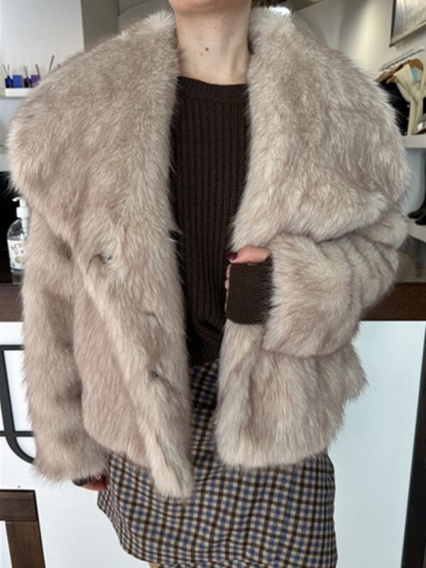 <p>
  Ecopelliccia con collo ampio
</p>Dixie