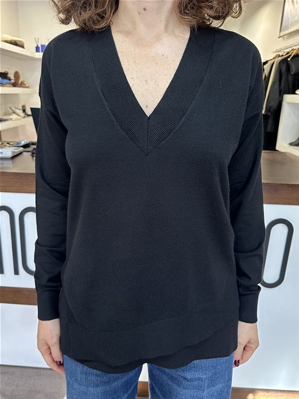 <p>
  Maglioncino con scollo a v ed asimmetrie BLACK
</p>Silvian Heach