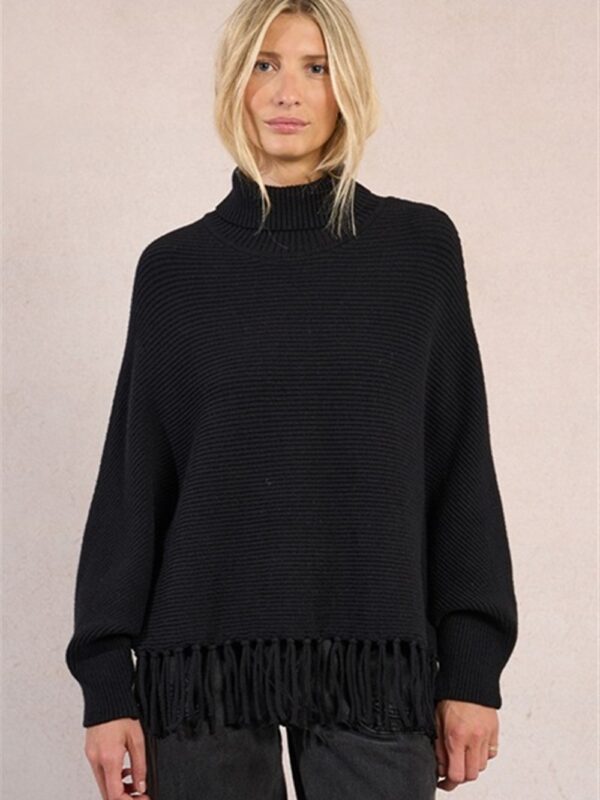 <p>
  Maglioncino tipo poncho con frange BLACK
</p>Molly Bracken