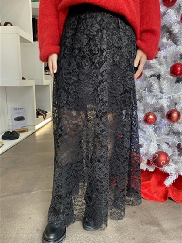 <p>
  Gonna lunga in pizzo foderata a minigonna
</p>Dixie