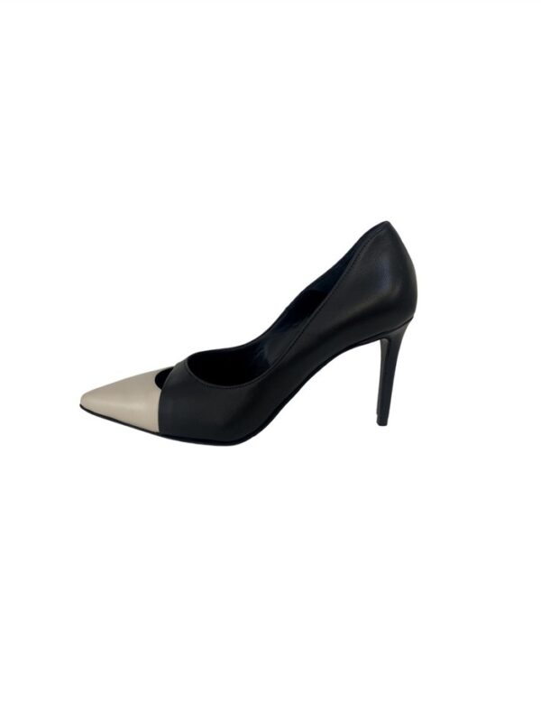 <p>
Decollete bicolore con apertura
</p>Marc Ellis