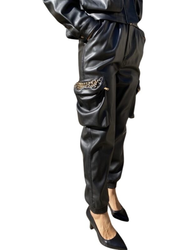 <p>
Cargo in ecopelle con tasconi e borchie
</p>Trash And Luxury