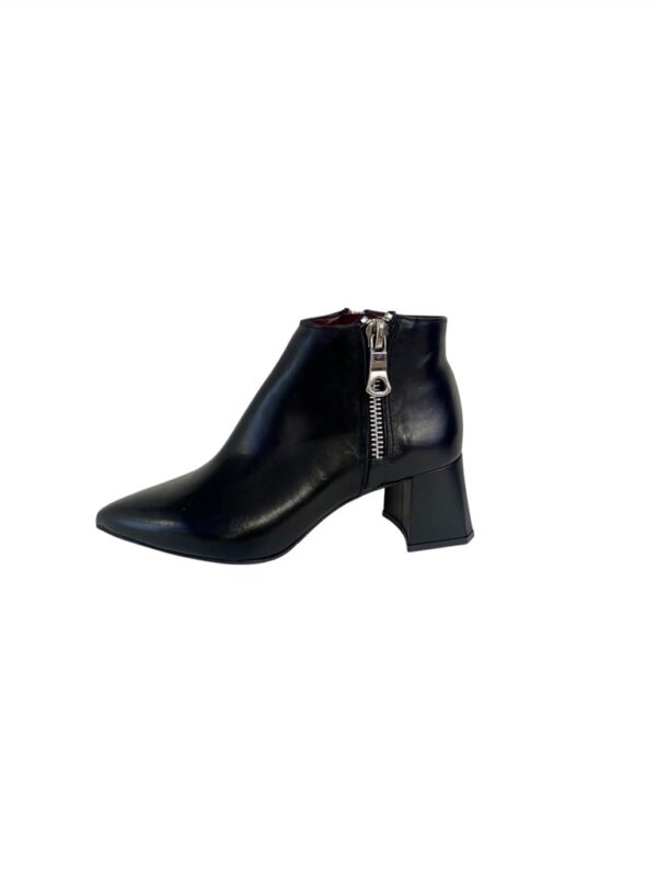 <p>
Tronchetto a punta con zip
</p>L'amour