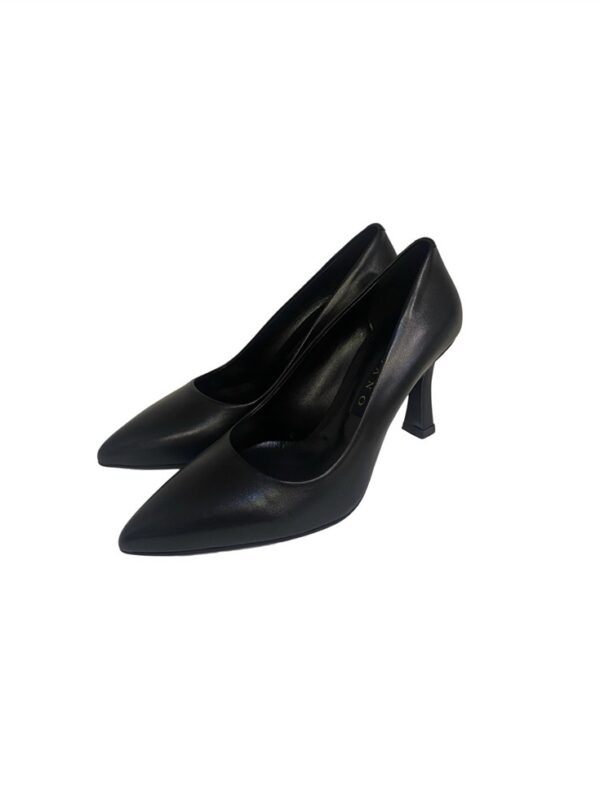 <p>
Decollete a punta con tacco 7 cm
</p>Albano