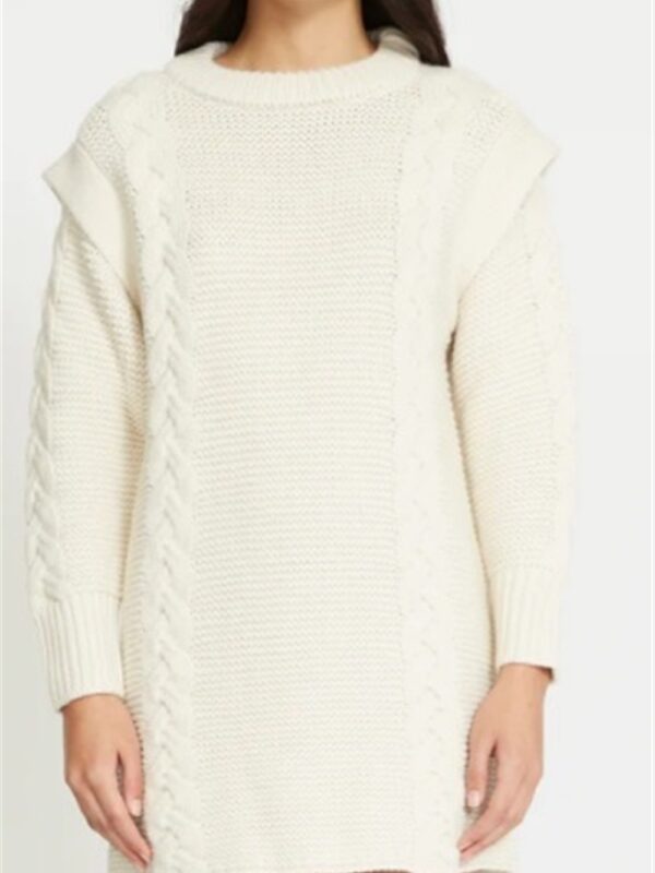 <p>
  Abito in maglia con trecce
</p>Silvian Heach