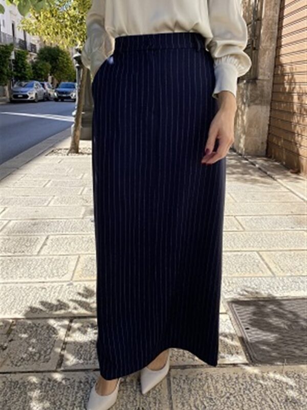 <p>
  Gonna lunga dritta gesstata con spacco posteriore
</p>H2o