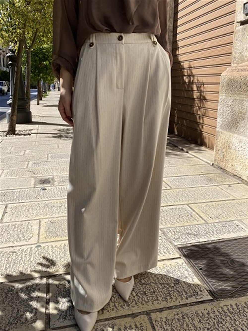 <p>
  Pantalone gamba dritta gessato con pences
</p>H2o